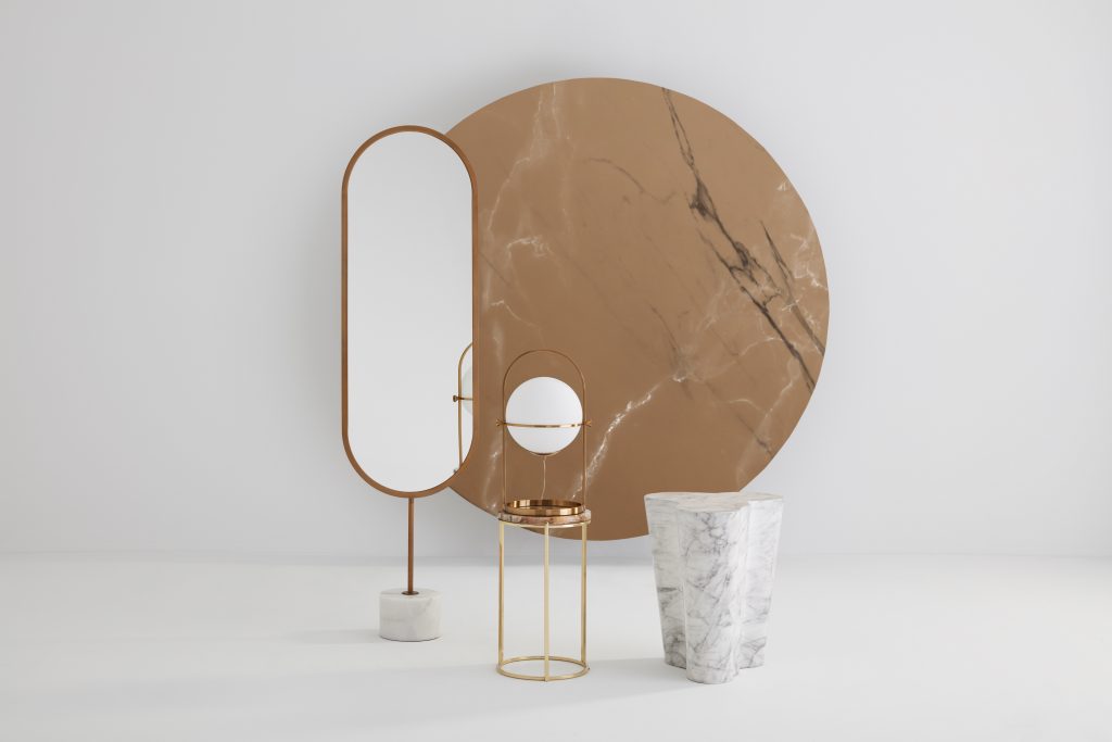 L'utilisation du marbre chez Mobilia - sur le pied d'un miroir, d'une lampe ou comme composante principale d'une table d'appoint