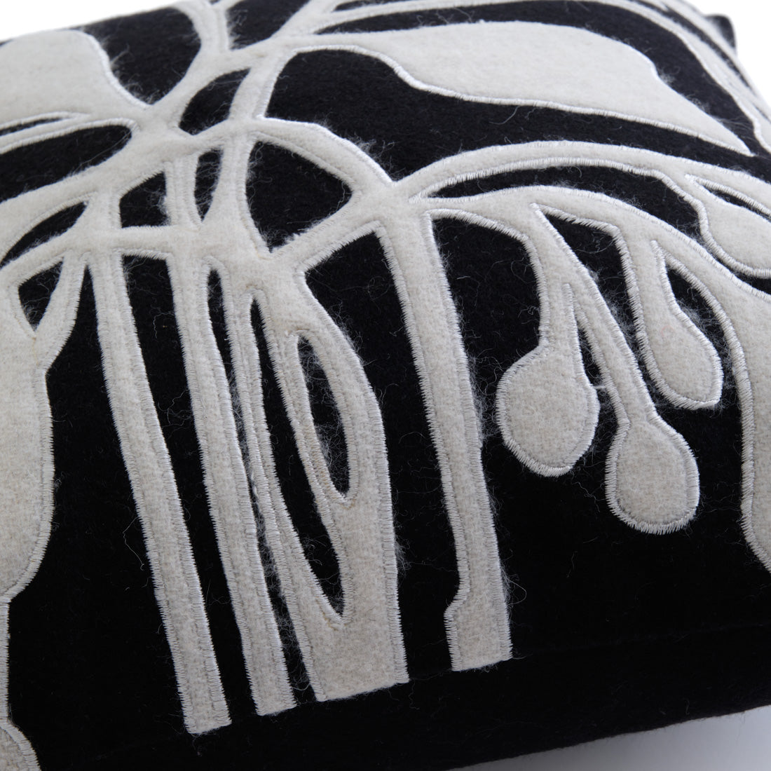 Wiora Cushion Black & White