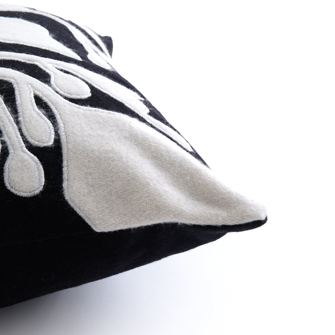 Wiora Cushion Black & White