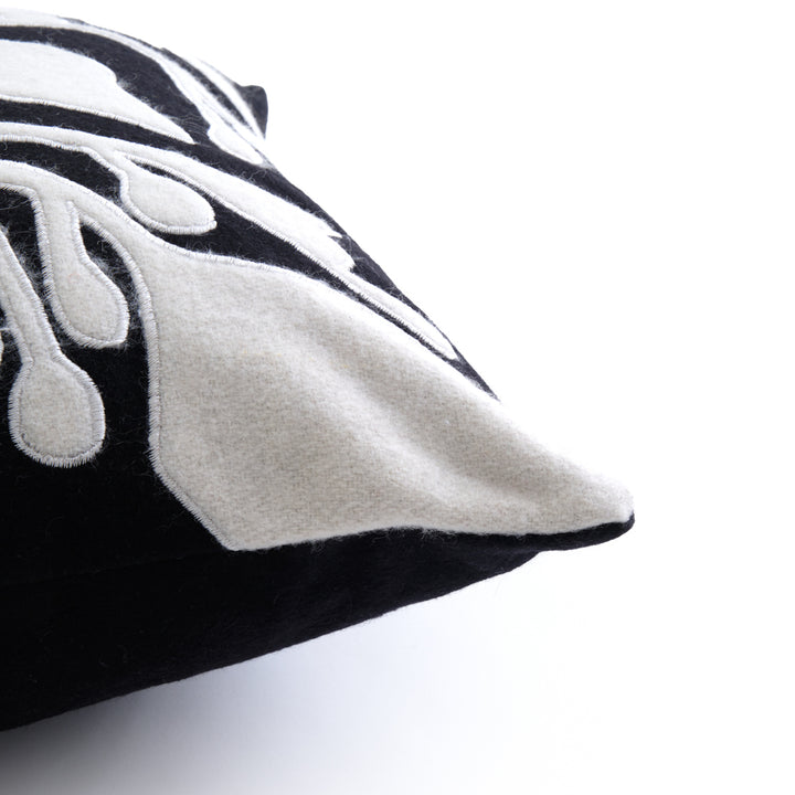 Wiora Cushion Black & White